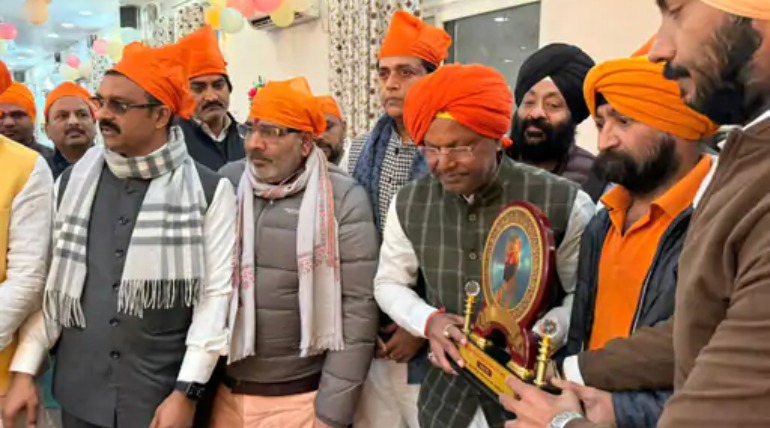 Rural news network. यूपी BJP अध्यक्ष गोरखपुर में, काफिले में 150 गाड़ियां:एयरपोर्ट पर जोरदार स्वागत, नगाड़ों पर थिरके कार्यकर्ता, गोरखनाथ मंदिर में मत्था टेंकेंगे