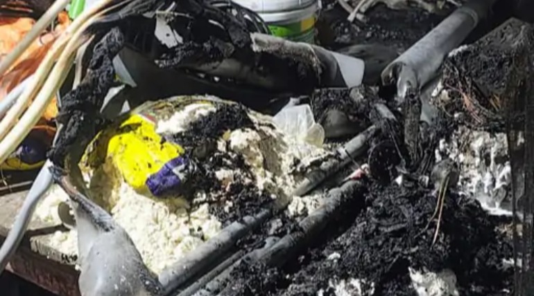 आग से जली हार्डवेयर की दुकान:गगहा विकास खण्ड के रकहट चौराहे पर हुई घटना