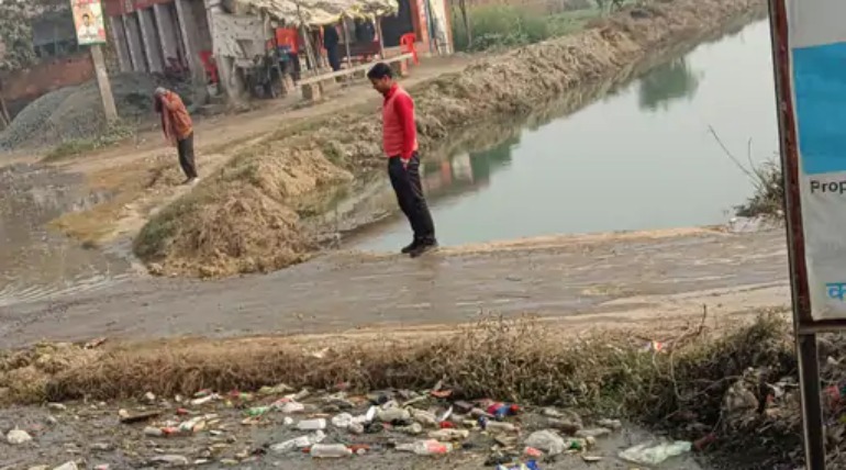 सहजनवां ब्लॉक के देवरिया-कटसहरा माइनर ओवरफ्लो:सड़क पर पानी बहा, आवागमन बाधित