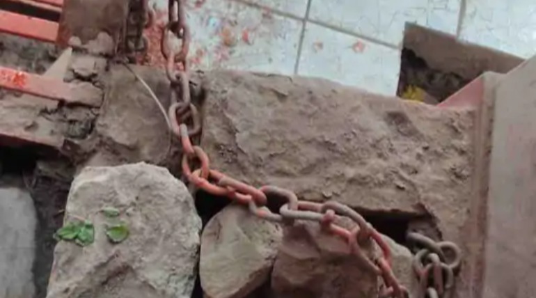 गोरखपुर में मंदिर के दानपात्र से चोरी:दानपात्र लेकर फरार हुआ आरोपी