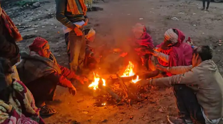 गोरखपुर में कोहरे के साथ गलन बढ़ी:विजिबिलिटी 50 मीटर रही, ट्रेन- फ्लाइट घंटों लेट, यात्री हुए परेशान