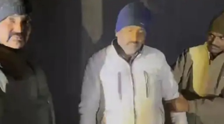 गोरखपुर मुठभेड़ में पकड़े गए 2 बदमाश:एक के पैर में लगी गोली, रिटायर्ड लेखपाल को बंधक बनाकर की थी 84 लाख की डकैती