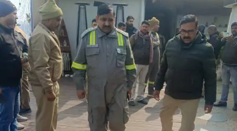 फ्लोटिंग रेस्टोरेंट में कढ़ाई में तड़का मारते ही लगी आग:गोरखपुर के नौकायन में मची अफरा-तफरी, 30 मिनट में पाया काबू