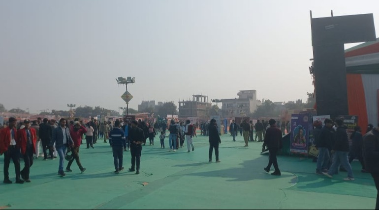 गोरखपुर में रवि किशन और पवन सिंह ने डांस किया:'राजा जी के दिलवा टूट जाई' गाने पर झूमे फैंस