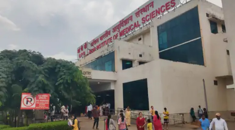 गोरखपुर एम्स में एक दिन के नवजात की सफल सर्जरी:1500 ग्राम वजन के बच्चे को मिली नई जिंदगी, जन्म से शौच छिद्र नहीं था, लिंग भी छोटा और मुड़ा हुआ था