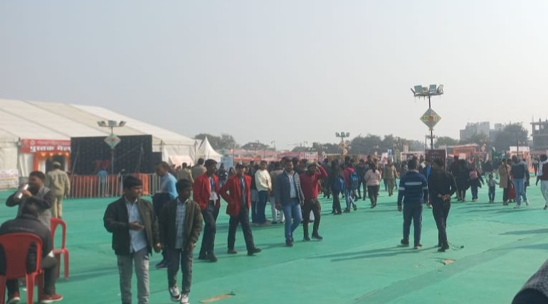 गोरखपुर में बादशाह के गानों पर झूमे फैंस, मंच से 2 बार उतरकर लोगों के बीच पहुंचे, मिलाया हाथ; फैंस बोले- यादगार पल रहा