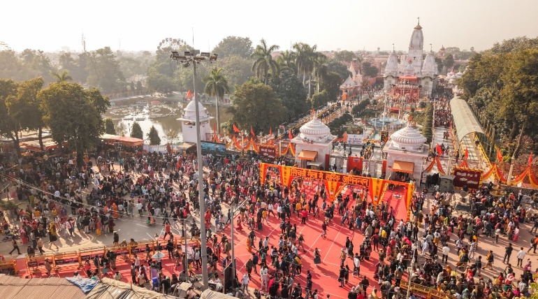 सीएम योगी ने महायोगी गोरखनाथ को चढ़ाई आस्था की पवित्र खिचड़ी