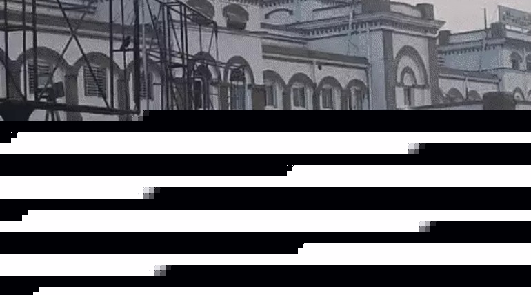 गोरखपुर में कोहरा छाया, गलन बढ़ी:लोग अलाव के पास बैठे रहे, 15 से अधिक ट्रेनें लेट, प्लेटफॉर्म पर सो रहे यात्री