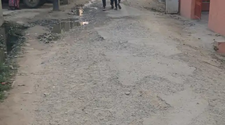 बोक्टा-गाहासांड़ मार्ग तीन साल से जर्जर:गड्ढों से बढ़ रहे हादसे, ग्रामीण मरम्मत की मांग पर अड़े