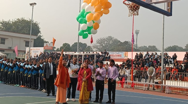 योगी ने 2 बार बॉल पटकी, बास्केट में उछाली:हवा में गुब्बारे छोड़े, गोरखपुर में महिला टूर्नामेंट की शुरुआत की