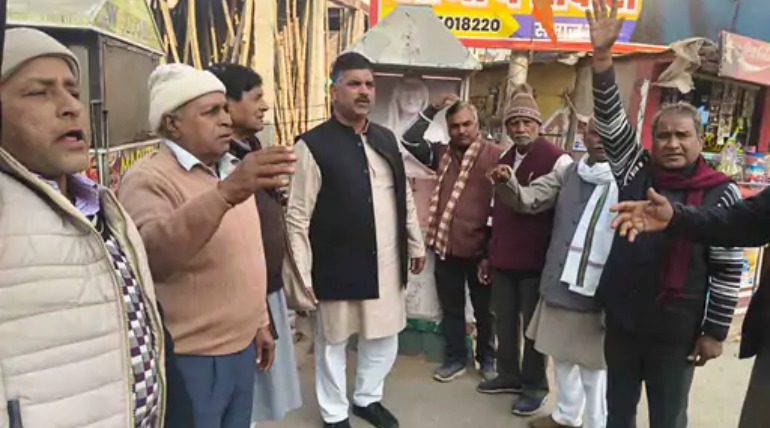 बड़हलगंज में इंदिरा गांधी की प्रतिमा पर विवाद:कांग्रेस कार्यकर्ताओं ने नई मूर्तियां लगाने पर विरोध प्रदर्शन किया