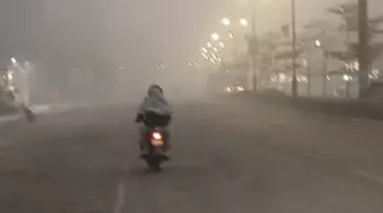 गोरखपुर में भयंकर ठंड, 7°C पारा:गलन के चलते ठिठुरते रहे लोग, 20 से अधिक ट्रेनें घंटों लेट