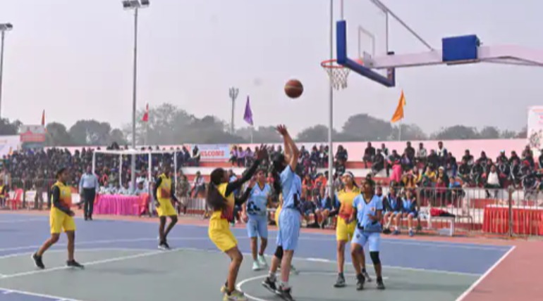 गोरखपुर में बास्केटबॉल खिलाड़ियों में दिखा जीत का जज्बा:बोलीं- "ट्रॉफी लेकर ही लौटेंगे", CM योगी की तारीफ की