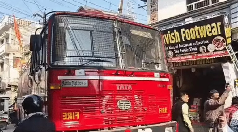 गोरखपुर में पोल पर चढ़कर आग लगा ली, युवक बोला- आधार कार्ड दिलवा दो...फायर कर्मियों ने रेस्क्यू किया