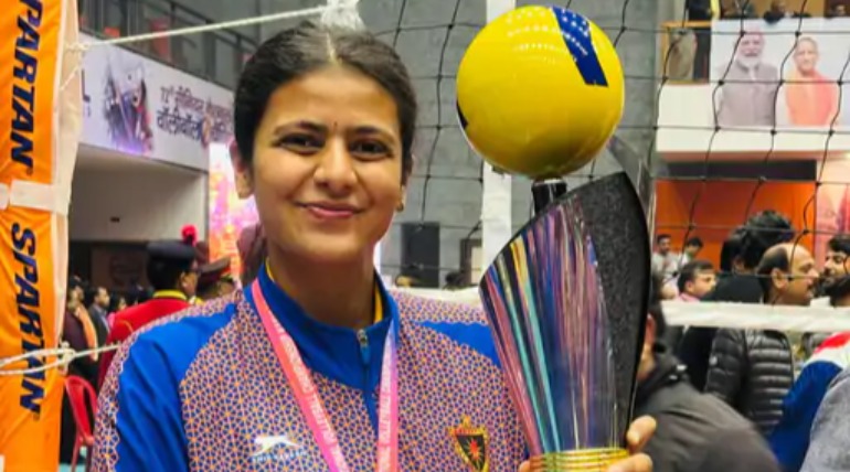 नेशनल वालीबॉल में गोरखपुर की खिलाड़ी का जलवा:NE रेलवे ने जीता सिल्वर मेडल, शानदार प्रदर्शन कर रोली निभाई अहम भूमिका