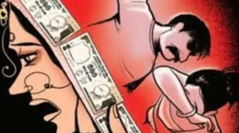 गोरखपुर में महिला बोली- पति कहता है बेच दूंगा:सुल्तानपुर में लड़कों को घर बुलाता है, शराब पीता है; दोस्तों से संबंध बनाने का दबाव डालता है