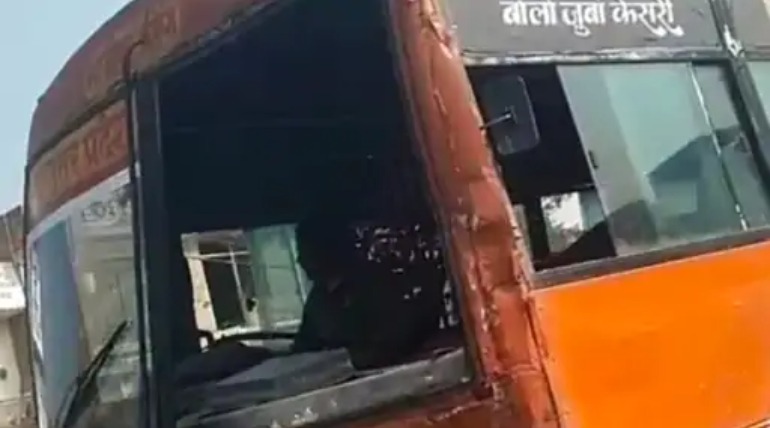 हाटा बाजार में बस-ट्रेलर की भीषण टक्कर:सभी यात्री सुरक्षित, कुछ को मामूली चोटें आईं