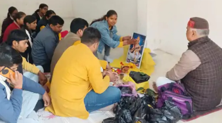 पीपीगंज में बसंत पंचमी पर मां सरस्वती का पूजन: छात्रों ने की आराधना