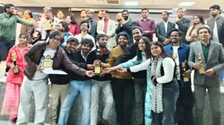 गोरखपुर फिल्म फेस्टिवल में फिल्म डायरेक्टर तिग्मांशु धूलिया ने कहा- यूपी-बिहार में हिन्दी फिल्में बननी चाहिए