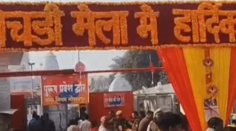 गोरखनाथ मंदिर में 'बड़े मंगलवार' पर उमड़ा आस्था का सैलाब, चढ़ाई खिचड़ी, बाबा का आशीर्वाद लिया