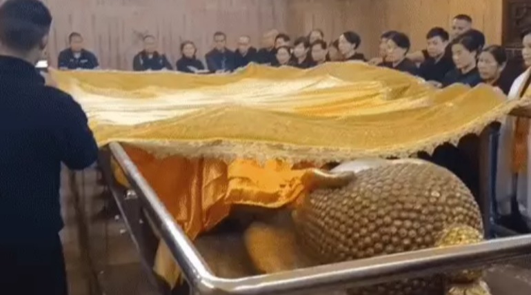 थाईलैंड की रानी ने कुशीनगर में की बुद्ध पूजा:महापरिनिर्वाण स्थली पर चीवर चढ़ाई, दो दिवसीय यात्रा पर