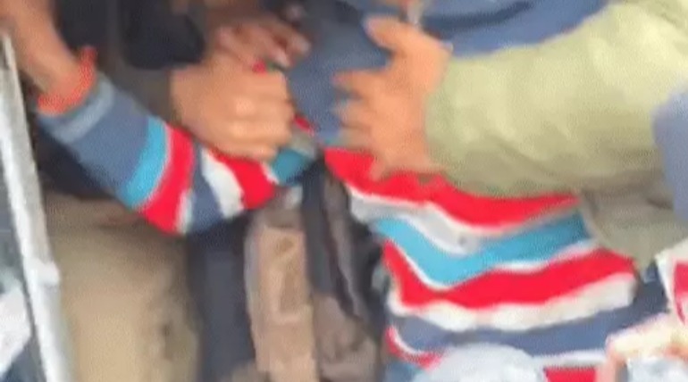 लखनऊ में UGC के सपोर्ट में छात्रों का हंगामा:पुलिस ने 2KM खदेड़ा तो दूसरी जगह से पहुंचे आंदोलनकारी, खींचकर बस में भरा