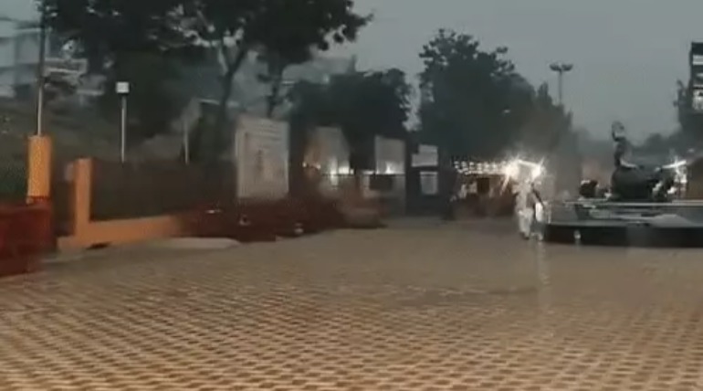 लखनऊ में 1 घंटे बारिश, दिन में छाया अंधेरा:50KM की रफ्तार से चल रहीं हवाएं, टीन शेड-व्यू कटर बैरियर उड़े