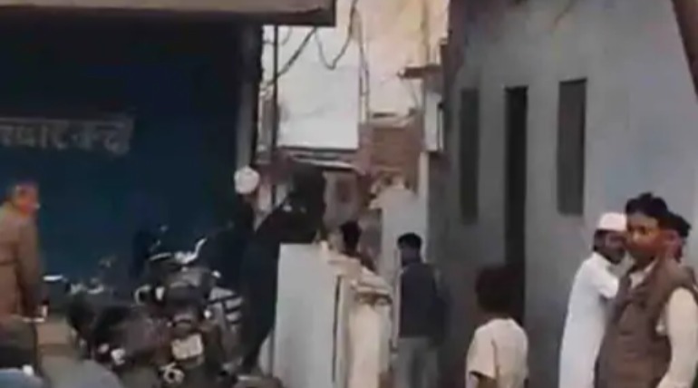 सीमेंट के कटरेन में लगी भीषण आग, एक व्यक्ति झुलसा, फायर ब्रिगेड ने काबू पाया