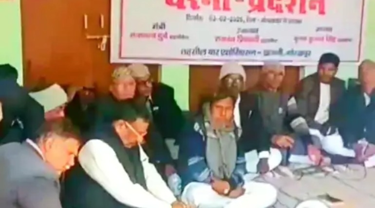 खजनी में तहसीलदार के खिलाफ वकीलों का प्रदर्शन, अनियमितता के आरोप में 13वें दिन भी जारी हड़ताल