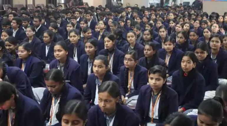 विद्यार्थियों के मार्गदर्शन के लिए 'आशीर्वाद समारोह' का भव्य आयोजन, भाभा परमाणु अनुसंधान केंद्र के वैज्ञानिक ने बताया-पढ़ाई के लिए शॉर्टकट न अपनाएं