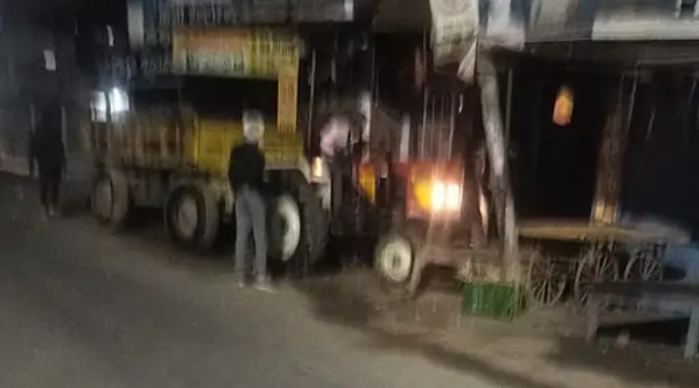 अपने आप स्टार्ट होकर चलने लगी ट्रैक्टर-ट्रॉली, बिजली के पोल में मारी टक्कर