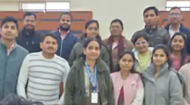 आयुष विश्वविद्यालय में पीजी की पढ़ाई शुरू, छात्र ओपीडी में चिकित्सकों का कर रहे सहयोग