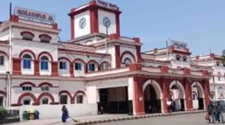 बॉयफ्रेंड से नाराज लड़की सुसाइड करने रेलवे स्टेशन पहुंची, लखनऊ कंट्रोल रूम से जीआरपी थाने को मिली सूचना, जान बचाई