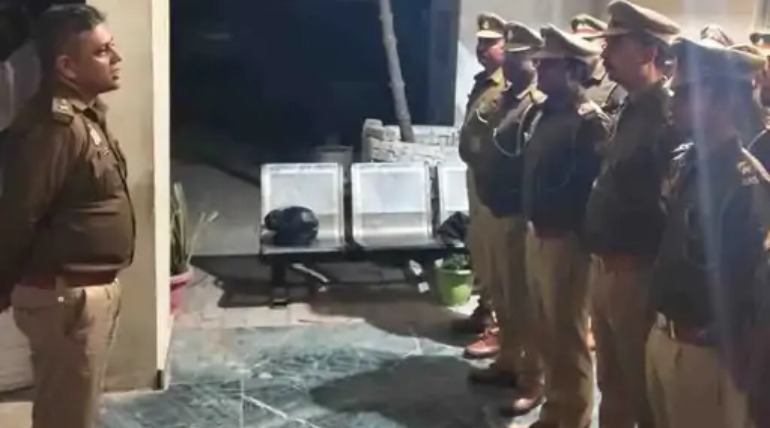 नवागत एसएसपी डॉ. कौस्तुभ ने बड़हलगंज कोतवाली का किया निरीक्षण, फरियादियों से अच्छे व्यवहार और त्वरित कार्रवाई के निर्देश