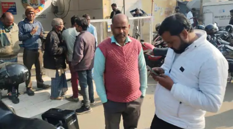 तेज रफ्तार बाइक अनियंत्रित होकर एक पेड़ से टकराई, युवक की मौत