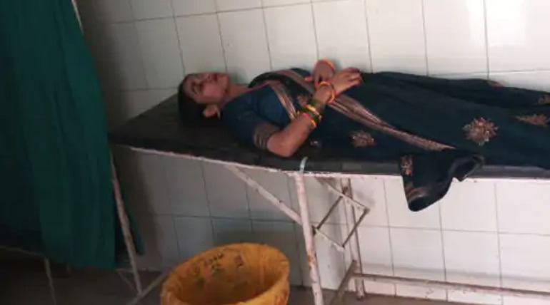 कार-टेंपो की टक्कर में महिला घायल, छह माह का बच्चा सुरक्षित, सामुदायिक स्वास्थ्य केंद्र में इलाज जारी