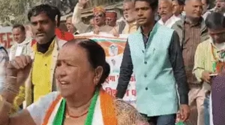कांग्रेस कमेटी ने मनरेगा के समर्थन में किया प्रदर्शन, मोदी सरकार के खिलाफ लगाए नारे