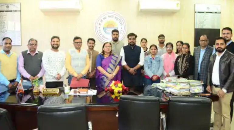 DDU में जल्द शुरू होगा पत्रकारिता में PHD प्रोग्राम, 7 स्टूडेंट्स ने किया यूजीसी-नेट रिजल्ट में शानदार प्रदर्शन