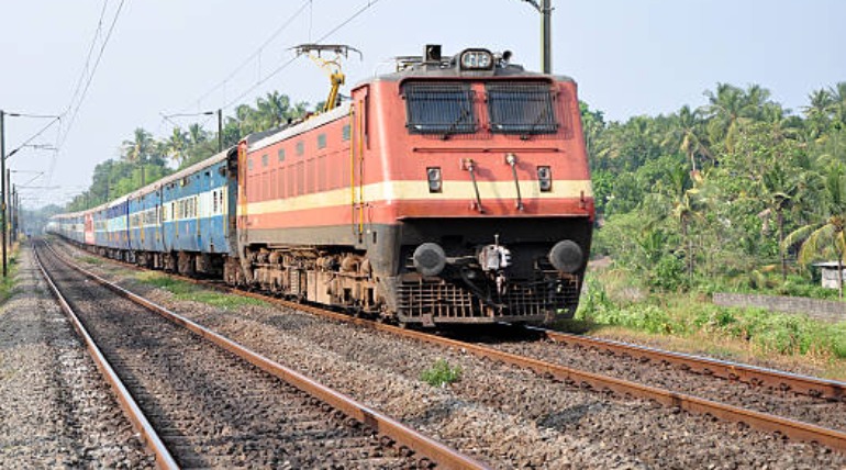गोरखपुर से होली पर चलेंगी कई स्पेशल ट्रेन:यात्रियों को मिलेंगे बड़ी राहत, अधिकारी बोले- जल्द और नई ट्रेन का जारी होगा डेट