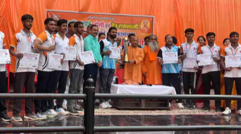 सीएम योगी ने हैमर बॉल खिलाड़ियों को सम्मानित किया, गुरु गोरखनाथ विद्यापीठ की टीम को प्रदर्शन के लिए दी बधाई