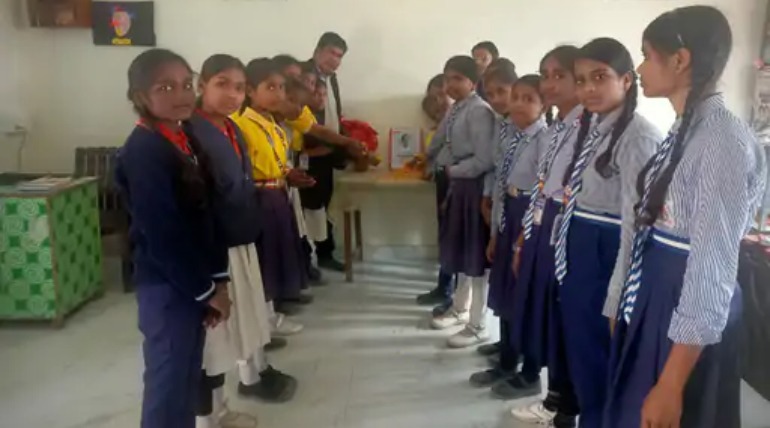 वीर बहादुर सिंह की जयंती मनाई गई, स्कूल में छात्र-छात्राओं ने अर्पित किए पुष्प