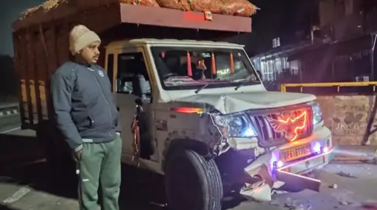 तेज रफ्तार ट्रेलर ने पिकअप को मारी टक्कर, वाहन का अगला हिस्सा क्षतिग्रस्त, टोल बचाने के प्रयास में हादसा