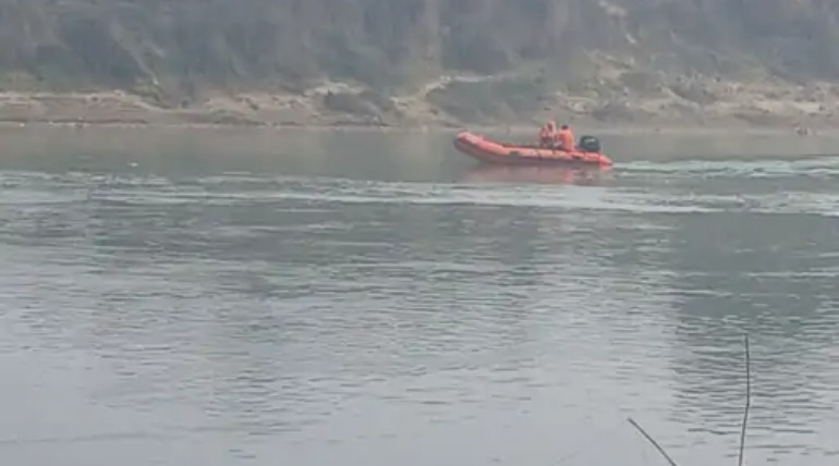 राप्ती नदी पुल से महिला ने लगाई छलांग, पुलिस और एसडीआरएफ तलाश में जुटी