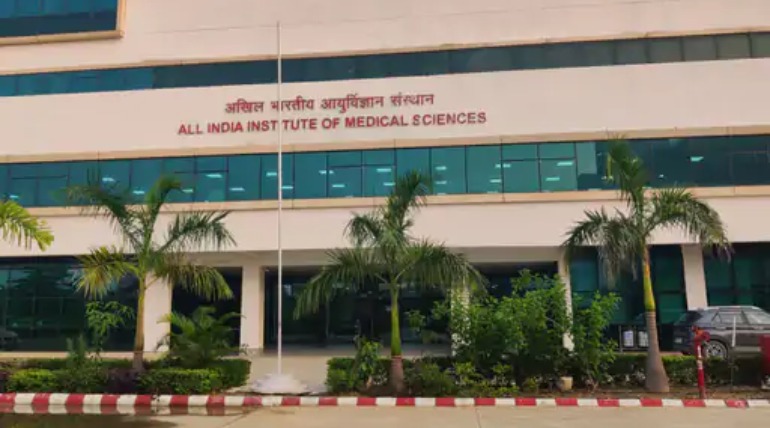 एम्स गोरखपुर के रजिस्ट्रार पीएन गांगुली हटाए गए, कोलकाता गए:निर्धारित तिथि के बाद आवेदन पर हुई थी गलत नियुक्ति, 20 महीने ज्यादा वेतन मिला