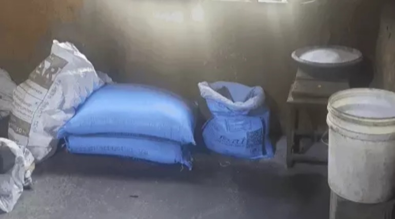 350 किलो सोनपापड़ी व लड्‌डू नष्ट, बिजनौर स्वीट्स में खाद्य सुरक्षा विभाग का छापा, मिठाइयों पर फफूंद लगी मिली