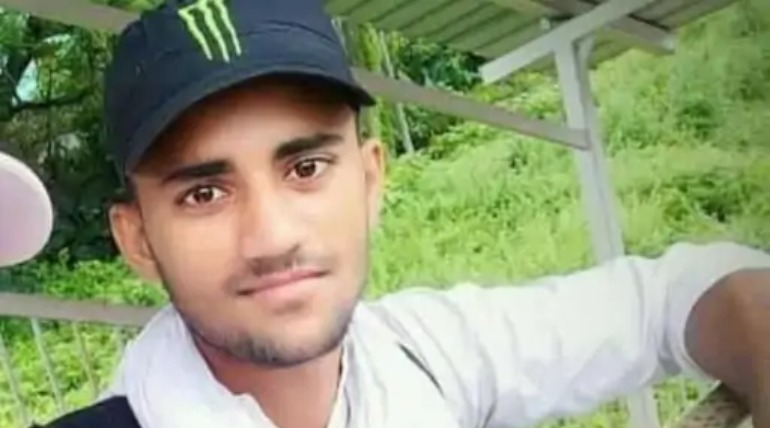 पिकअप ने छात्र को रौंदा, कोचिंग जाते समय बाइक से भिड़ंत, परिजनों ने सड़क पर बैठकर किया चक्का जाम