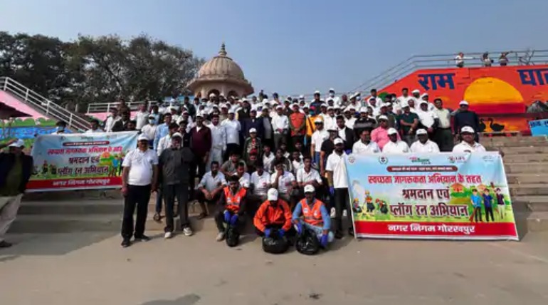 झाड़ू-फावड़ा लेकर उतरे मेयर और नगर आयुक्त, रीसाइकल के लिए भेजा गया 170 किलो कचरा, नंबर-1 बनने की दिशा में बढ़ रहा गोरखपुर
