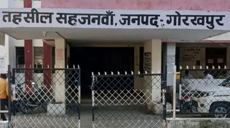 बाइक की टक्कर से बिजली पोल गिरा, संपर्क मार्ग बाधित, बिजली आपूर्ति ठप