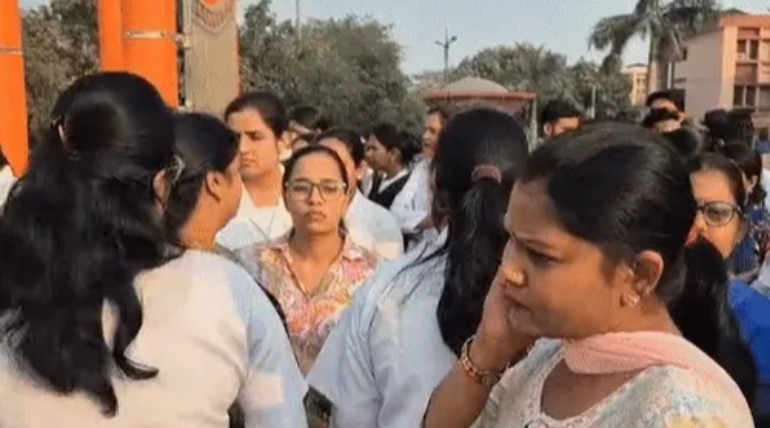 इंटर्न डॉक्टर व मेल नर्स पर लगा प्रतिबंध, बीआरडी मेडिकल कॉलेज में विवाद का हल नहीं निकला, धरना जारी रहेगा