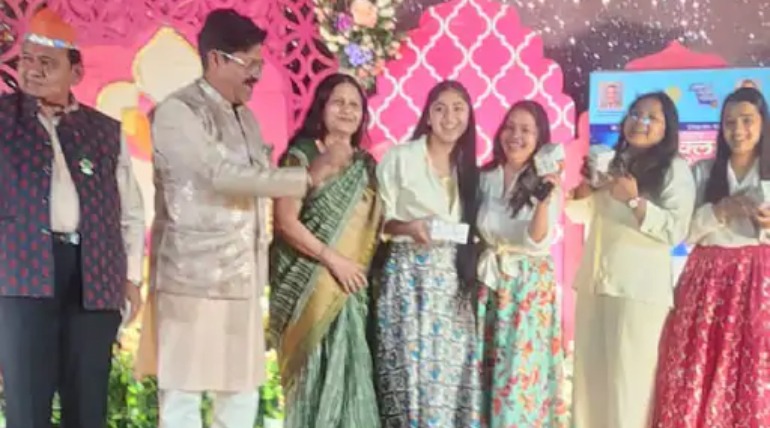 रोटरी क्लब मिडटाउन का होली मिलन समारोह, गुलाल लगाया, कपल डांस में धमाल मचा